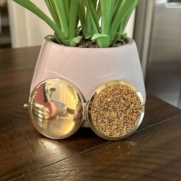 NEW!! Glam Compact Mirror - Picture 3 of 13